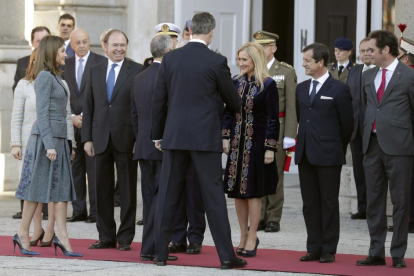 Cifuentes saluda al presidente portugués, de visita en Madrid.