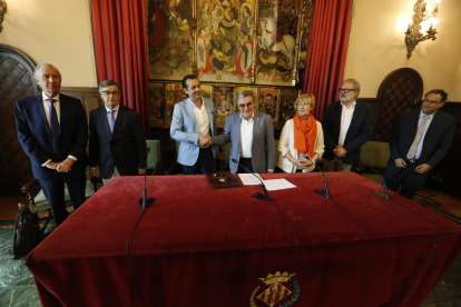 Ros, Parra y Larrosa, ayer en la Paeria con los representantes de Benito Arnó, Sorigué y Romero Polo.