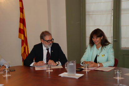 El alcalde de Lleida, Fèlix Larrosa, y la consellera Laura Borràs, ayer en la conselleria de Cultura.