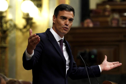 Pedro Sánchez va rebre ahir dures crítiques al seu programa per part de PP i Ciutadans.