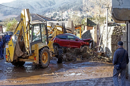 Conseqüències de l’aiguat que va omplir els carrers de la localitat de Viveiro, a Lugo, ahir.