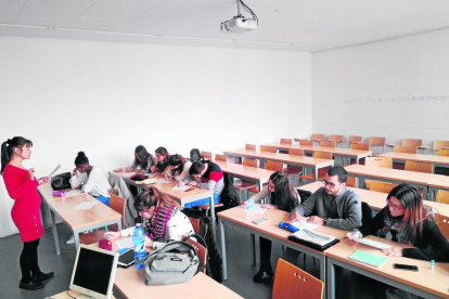 Alumnes de quart del grau d’Educació Primària bilingüe de la UdL, dimecres passat en un seminari impartit en anglès.