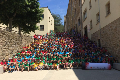 Fotografía grupal de todos los asistentes y voluntarios, entre los que se encuentran los 130 leridanos, en Olot.