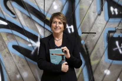 La escritora Gemma Lienas, ayer en Lleida con su última novela, ‘El fil invisible’, Premi BBVA Sant Joan.