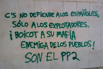 Ciutadans denuncia pintadas en la sede de Lleida