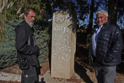 Amadeu Ros (derecha) y Josep Companys, sobrino del President, ante el monumento dañado. 