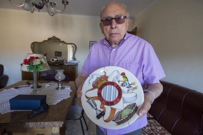 Paulí Ribera, ayer en su casa de Agramunt mostrando un gran plato con simbología del Espanyol.