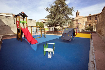 Instalan mobiliario infantil en el parque de mayores en Les Pallargues