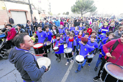 Pardinyes salió ayer a la calle para celebrar su Carnaval más “Pocasolta”.