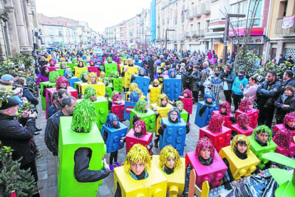 Pardinyes salió ayer a la calle para celebrar su Carnaval más “Pocasolta”.