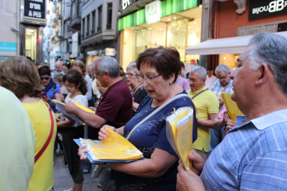 Els cantaires es van reunir un dilluns més a la Paeria per exigir la llibertat dels polítics a la presó.