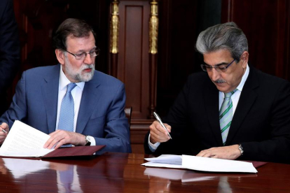Mariano Rajoy i Román Rodríguez (NC) firmen l’acord.