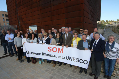 Ediles y representantes de las entidades implicadas en la promoción de la declaración de Geoparc.