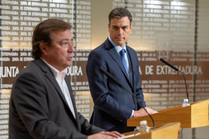 Pedro Sánchez junto al presidente de la Junta de Extremadura.