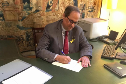El president de la Generalitat, Quim Torra, firma el decret de nomenament dels nous membres del Consell Executiu.