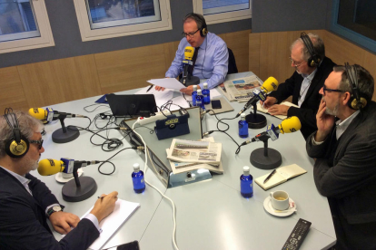 Un moment de l'entrevista a l'alcalde de Lleida, Fèlix Larrossa (esquerra); amb Josep Cuní; el director executiu de SEGRE, Juan Cal, i el director de La Manyana, Ignasi Calvo.
