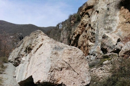 La roca que va caure a Abella de la Conca (a l’esquerra) i el despreniment de Sarroca (a la dreta).