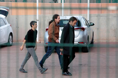 Iglesias ha llegado a Lledoners acompañado por la diputada de En Comú Podem en el Congreso Lucía Martin y el teniente de alcalde en el ayuntamiento de Barcelona Jaume Asens.