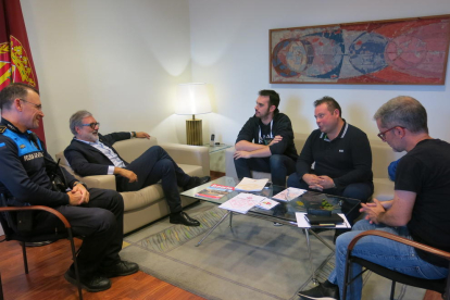 Un instante de la reunión de Larrosa con miembros de VMP Lleida. 