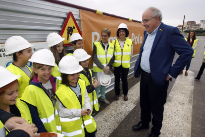 El conseller Bargalló, amb escolars d'Almenar, en un moment de la visita de les obres del nou centre.