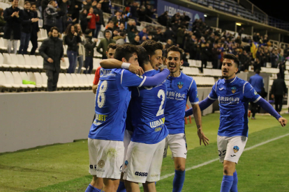 Els jugadors del Lleida abracen i corren a felicitar Javi López després d’aconseguir un gol tardà que deixava els tres punts a casa i que permet a l’equip mantenir fermes les aspiracions d’assolir el ‘play-off’ a la taula.