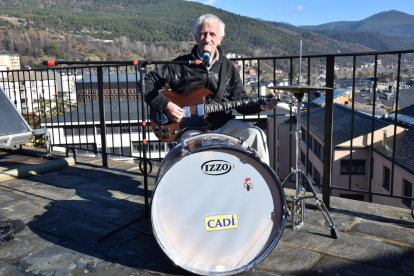 El popular músico de La Seu d’Urgell Joan Ribolleda ‘Truqui’, de 66 años, con su primer disco a punto.