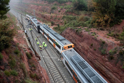 El tren descarrilat a Vacarisses, un cop evacuats els 133 passatgers.