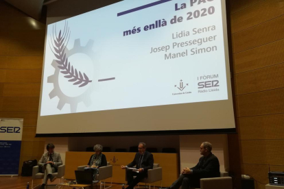 Manel Simon, Lidia Senra, Josep Cuní i Josep Presseguer, durant una de les taules redones.