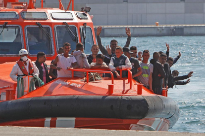 Llegada de 21 inmigrantes al puerto de Alicante.
