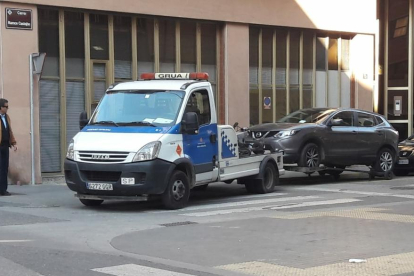 Imagen de archivo de una grúa retirando un vehículo en Lleida.
