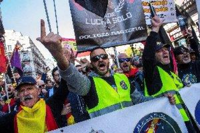 Milers de policies i guàrdies civils demanen a Barcelona l'equiparació salarial