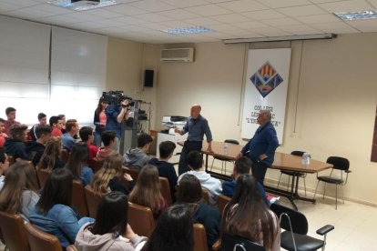 Un momento de la charla de Josep Pallàs y el padre de Pau Costa en el colegio Lestonnac Lleida. 