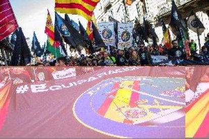 Miles de policías y guardias civiles piden en Barcelona la equiparación salarial