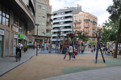 La plaza Pau Casals está muy concurrida por las tardes. 