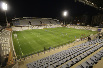 Una vista general del Camp d’Esports, on figuren patrocinadors i anunciants que col·laboren amb el Lleida Esportiu.
