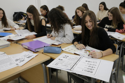 Alumnes de quart d’ESO de l’institut Ronda, durant una classe de xinès.