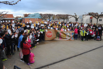 Protestas de los alumnos en el colegio de Bellvís, a la izquierda, y los de la escuela de Sant Ramon con pancartas, a la derecha.