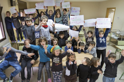 Protestas de los alumnos en el colegio de Bellvís, a la izquierda, y los de la escuela de Sant Ramon con pancartas, a la derecha.