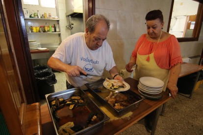 Usuarios de la Fundació Jericó, ayer, haciendo cola en la parroquia del Carme para recoger un tiques para la comida que sirven después en la calle Tallada.