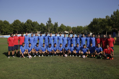 Jugadors i membres del cos tècnic del Lleida van posar ahir en la primera fotografia de conjunt de la temporada que comença diumenge.