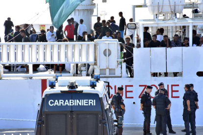 Imagen de los migrantes en el buque militar, en Catania.