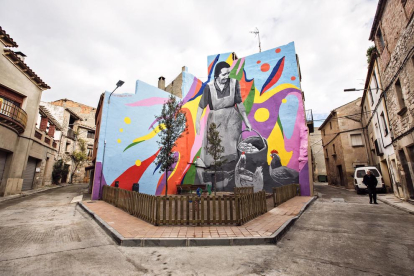 Grafiti de 380 metros cuadrados en Sant Martí de Maldà, dedicado a la mujer en el ámbito rural.