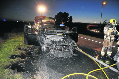 Un incendi calcina un vehicle a l’entrada de Lleida a Cappont