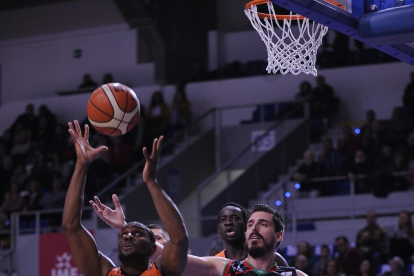 Tim Derksen intenta frenar un llançament a cistella d’un jugador rival durant el partit d’ahir.