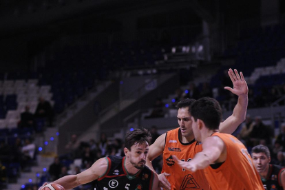 Tim Derksen intenta frenar un llançament a cistella d’un jugador rival durant el partit d’ahir.