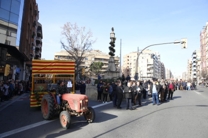 La carrossa de l’Horta, al fer ahir la primera volta a la Creu dels Tres Tombs durant la desfilada tradicional.