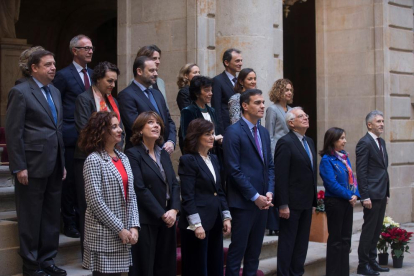 Pedro Sánchez preside la foto de familia del Consejo de Ministros en Barcelona.