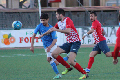 Un jugador del Lleida B intenta driblar a Pau, jugador del Balaguer.