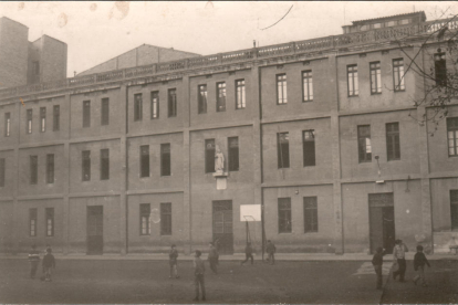 El pati i l’edifici principal del col·legi d’Anselm Clavé, quan era un centre Maristes.