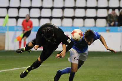 Un jugador del Lleida disputa una pilota de cap amb un de l’Ebro.